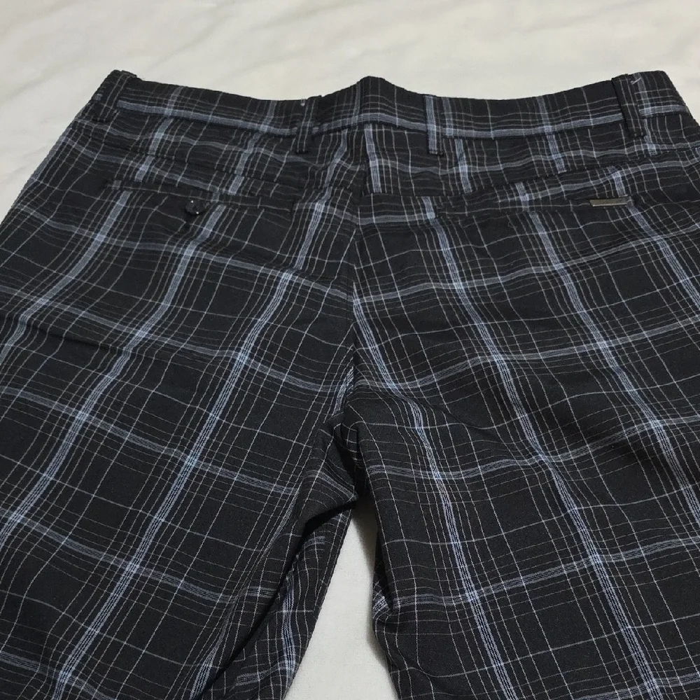 SHARK GREG NORMAN‎ Black Plaid Shorts. SIZE 38.